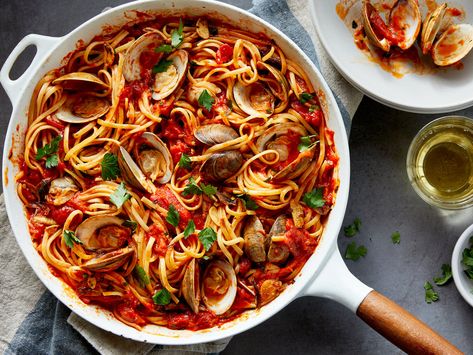 Linguine with Red Clam Sauce Red Clam Sauce Recipe, Clam Linguine, Fast Pasta Recipes, Red Clam Sauce, Clam Sauce Recipe, Clam Pasta, Clam Sauce, Cooking Tomatoes, Clam Recipes