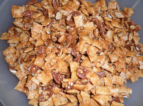 Caramel Rice Chex Mix Sweet Party Mix Recipe, Chex Snack Mix Recipes, Caramel Chex Mix, Caramel Chex, Check Mix, Chex Mix Recipe, Microwave Recipe, Spring Time Desserts, Rice Chex