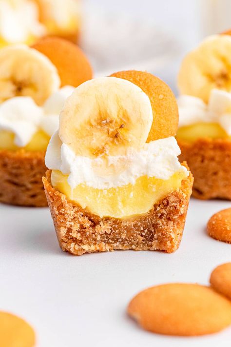 These fun Mini Banana Pudding Bites give you the delicious taste of banana pudding in a cute bite size serving. The perfect treat for your next party, these sweet mini desserts are guaranteed to be a big hit! Dessert For Party, Mini Banana Pudding, Crispy Honey Chicken, Finger Food Desserts, Instant Banana Pudding, Banana Pudding Desserts, Banana Cream Pudding, Southern Banana Pudding, Creative Dessert Recipes