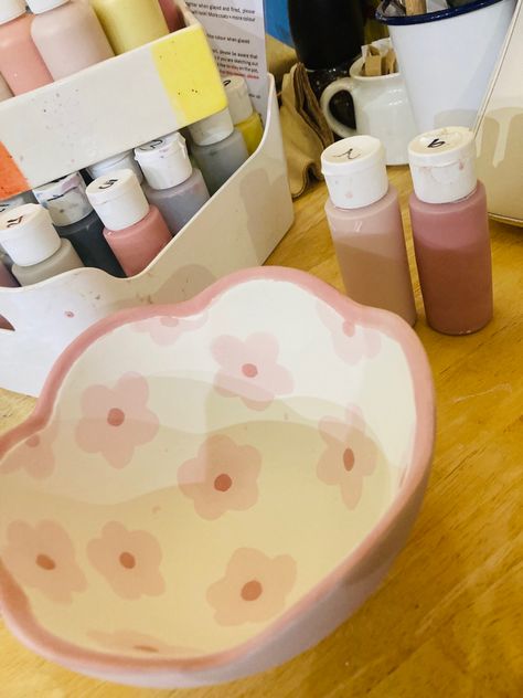 Bowl Painting Ideas Flowers, Pottery Painting Ideas Tray, Pottery Painting Flowers Easy, Pink Pottery Painting, Color Me Mine Ideas Bowls, Color Me Mine Bowl, Clay Bowl Painting Ideas, Pottery Painting Flowers, Bowl Pottery Painting Ideas