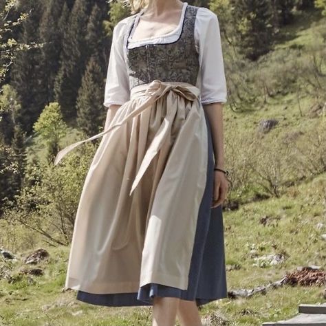 Hobbit Aesthetic Clothes, Peasant Aesthetic, Peasant Outfit, Sophie Beckett, Helga Hufflepuff, The Vvitch, Ren Faire Outfits, Village Girl, Film Disney