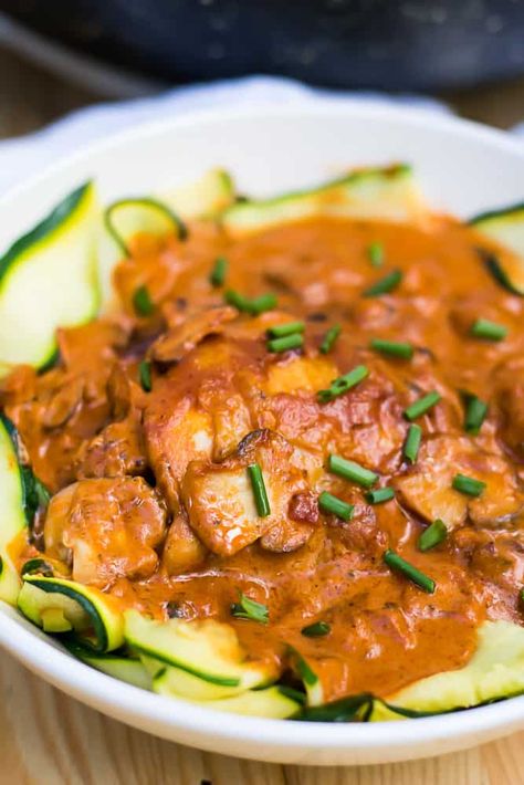 Ready in an hour, this Brazilian Chicken Stroganoff recipe is an easy and ridiculously delicious one-pan dinner. Loaded with juicy chicken thighs, button mushrooms, tomatoes, and cream (or coconut cream) this low-carb meal is perfect for the keto diet, as well as having a paleo option. You will love this Brazilian twist on the classic Russian dish! Clean Keto Recipes, Chicken Stroganoff Recipe, Brazilian Twist, Brazilian Chicken, Low Carb Enchiladas, Enchiladas Healthy, Chicken Keema, Russian Dishes, Ketchup Recipe