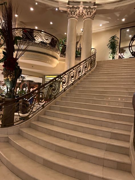 Mysterious Architecture, Mansion Staircase, Large Staircase, Dark Modern House, Neoclassical Home, Double Height Living Room, Extravagant Homes, Luxurious Mansion, Beautiful Stairs