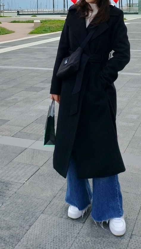 Long Coat And Wide Leg Pants, Long Wide Leg Jeans Outfit Winter, Long Black Winter Coat Outfit, Long Coat Outfit Casual, Chicago Fashion Winter, Wide Leg Black Pants Outfit, Navy Coat Outfit, Long Black Coat Outfit, Long Black Winter Coat