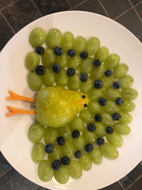 Fruit And Veggie Animals, Fruit Animals For Kids, Healthy Food Art, Animal Fruit, Fruit Platter Designs, Fruit Animals, Vegetable Tray, Food Art For Kids, Amazing Food Decoration