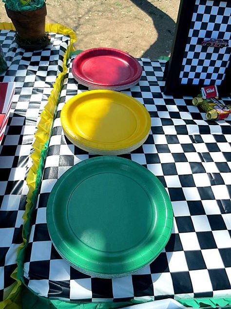 'Traffic Light' Red, Yellow, and Green Paper Plates Cars Birthday Party Ideas, Auto Party, Outdoor Birthday Party, Blaze Birthday, Hotwheels Birthday Party, Cars Birthday Party, Hot Wheels Party, Party Fotos, Hot Wheels Birthday