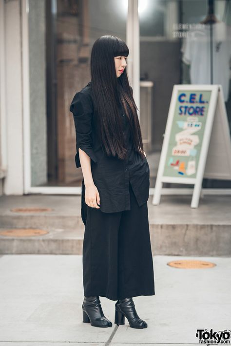 Black minimalistic street fashion Dark Boots, Margiela Tabi Boots, Split Toe Boots, Dark Streetwear, Japanese Minimalist Fashion, Dark Minimalist, Brand Instagram, Japanese Street Style, Japanese Minimalist