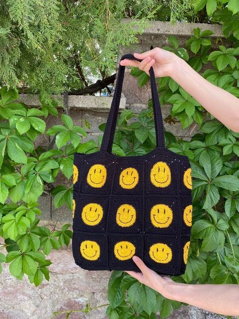 Knit Bag, Crochet Slipper Pattern, Granny Square Bag, Crochet Shoulder Bag, People Smile, Crochet Handbags Patterns, Patterns Ideas, Crochet Inspo, Smiley Faces