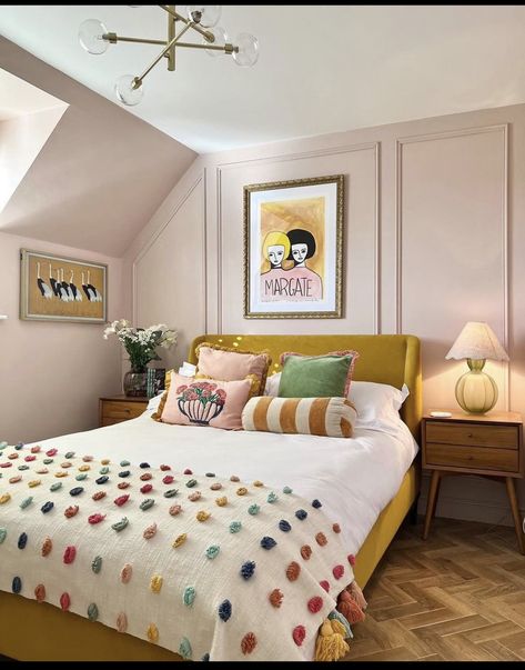 Quirky Interior Design Bedroom, Simple Eclectic Bedroom, Colorful Adult Bedroom, Bright Cozy Bedroom, Fun Guest Bedroom Ideas, Bed Rooms Furniture, Bed Inspo Ideas, Colorful Guest Bedroom, Cozy Colorful Bedroom