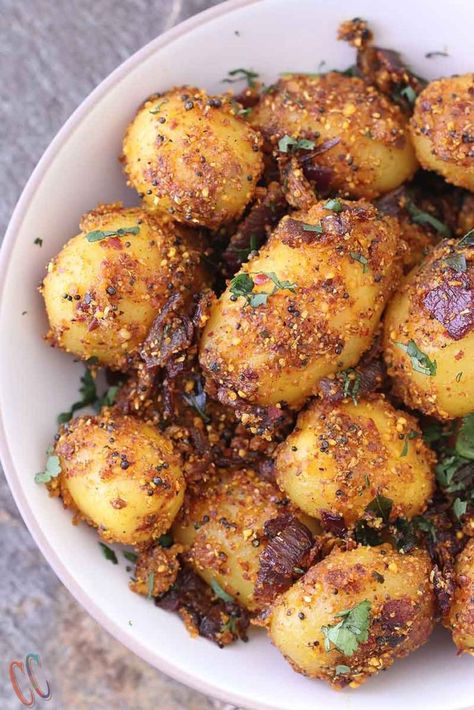 Aloo Fry, Spicy Dinner, Indian Vegetable Recipes, Fried Potatoes Recipe, Potato Fry, Lunch Easy, Indian Veg Recipes, Veg Curry, Aloo Recipes