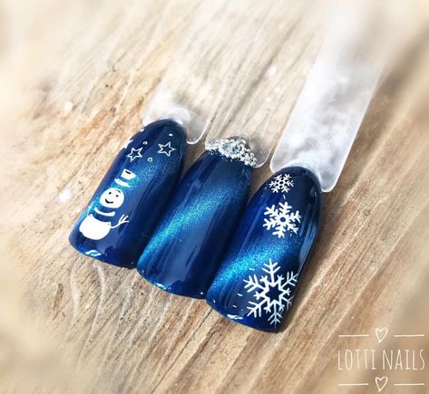 Blue cat eye snowflake holiday nails Cat Eye Nails Design Christmas, Cats Eye Christmas Nails, Nails 2033, Christmas Cat Eye Nails, Holiday Nails Blue, Cat Eye Christmas Nails, Blue Cat Eye Nails, College Nails, Blue Christmas Nails