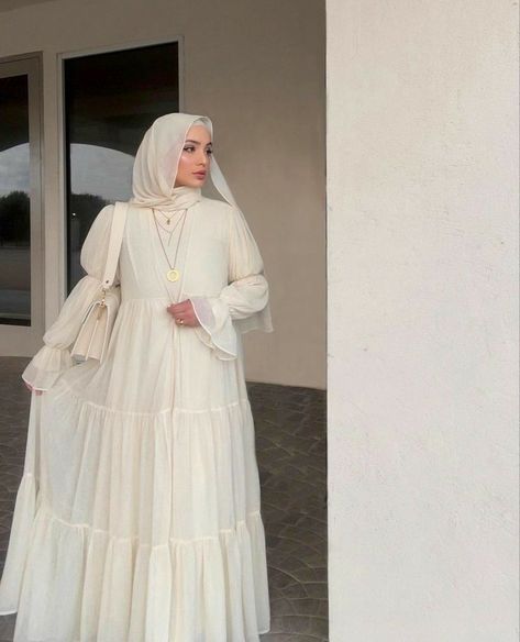 Summer Hijabi, Dress For Eid, Elegant Backless Dress, Modest Outfits Muslim, Outfits Muslim, Mode Turban, Modest Fashion Hijab, Muslim Outfits Casual, Muslim Fashion Hijab Outfits