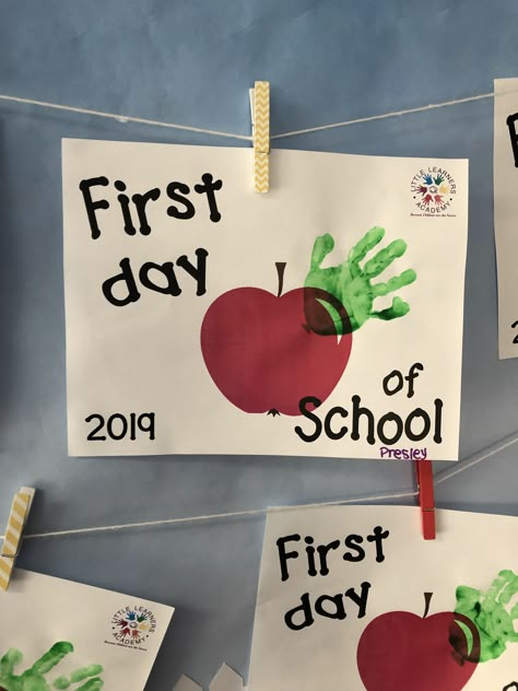 Apple handprint for First Day of school Back To School Themed Art For Toddlers, First Days Of School Activities Preschool, First Day Of School Apple Handprint, First Day Of School Crafts Preschool, Welcome Back To School Crafts Preschool, First Week Of School Crafts For Toddlers, First Day Of School Infant Craft, Back To School Art Toddlers, First School Day Decoration