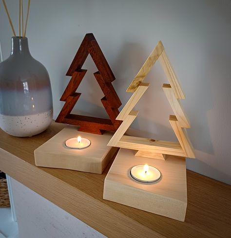 Wood Christmas Candle Holders, Live Edge Decor Ideas, Wood Xmas Crafts, Xmas Wood Crafts, Christmas Workshop Ideas, Wood Projects For Christmas, Wood Christmas Tree Ideas, Christmas Wood Decorations, Diy Wooden Christmas Decorations