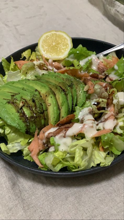 #healthyfood #healthylifestyle #salad #smokedsalmon #salmon #avocado #avocadorecipe #cleaneatingrecipes #fitness #health Avocado Smoked Salmon, Smoked Salmon Salad, Board Manifestation, Salmon Avocado, Salmon Salad, Health Life, Health Motivation, Smoked Salmon, Fitness Health