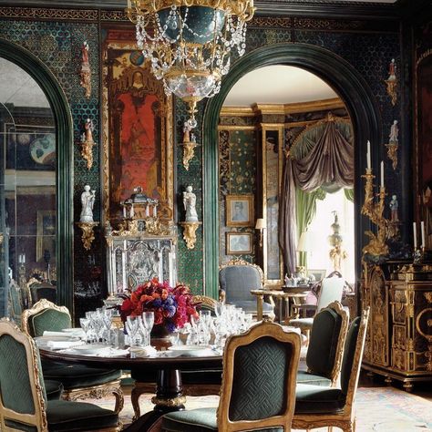 #anngetty #musicroom #chinoiserie #socozy #thatchandelier #lovethesecolors #finedining Victorian Dining Room Decor, Ann Getty, Dining Room Victorian, San Francisco Houses, Green Walls, Elegant Dining, Classic Interior, Dining Room Design, My New Room