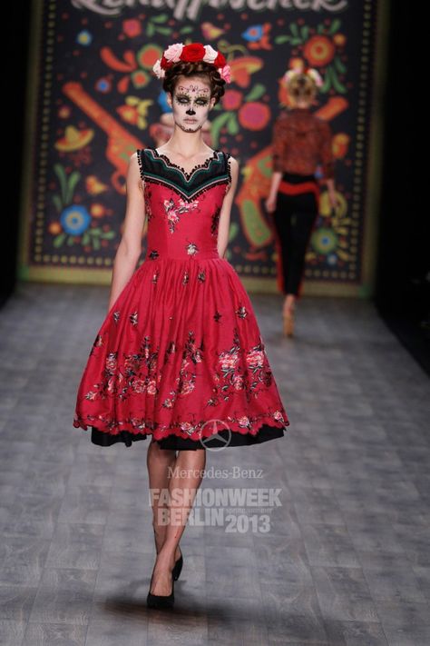 Hoschek Spring Summer 2013 collection was a true Fiesta Mexicana and inspired by Frida and Mexico. Look at the skull makeup... Frida Kahlo Dress, Mexico Fashion, Mexican Fashion, Famous Outfits, Lena Hoschek, Mexican Designs, Mexican Dresses, Mexican Style, Inspired Fashion