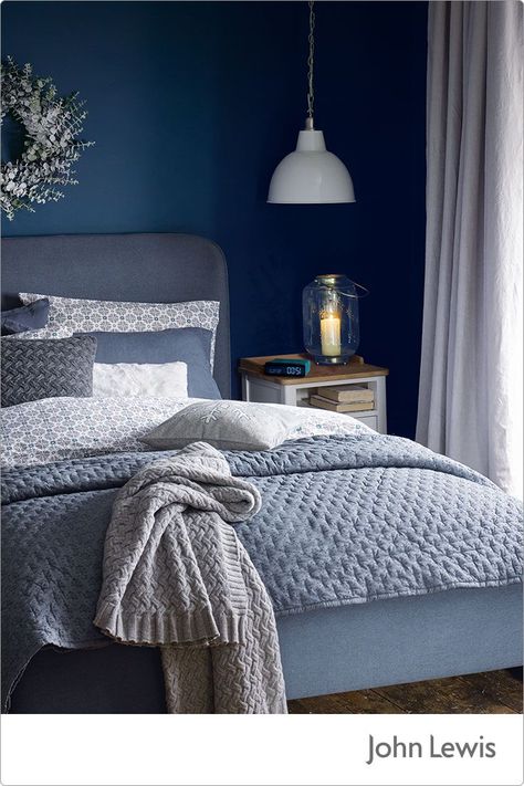 . Navy Bedrooms, Dark Blue Bedrooms, Cozy Bedroom Design, Bedroom Decor Cozy, Dekorasi Kamar Tidur, Christmas Bedroom, Trendy Bedroom, Bedroom Paint, Blue Bedroom