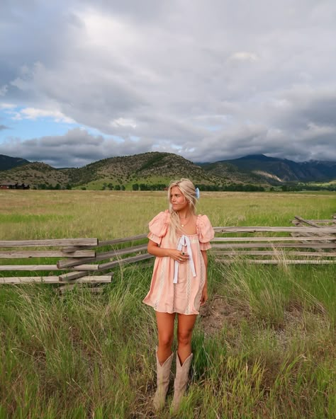 midwest meets montana 🦬🏔️🌾 . . . #coastalcowgirl #cowgirlchic #cowgirlstyle #westernfashion coastal cowgirl // cowgirl boots // cowgirl chic // cowgirl fashion // cowgirl style // western style // cottage core // mountain aesthetic // mountain pictures Aesthetic Mountain Pictures, Western Senior Pictures Outfit, Outfits With Cowgirl Boots, Cowgirl Chic Outfits, Princess Cowgirl, Country Girl Aesthetic, Southern Girl Style, Chic Cowgirl, Womens Western Fashion