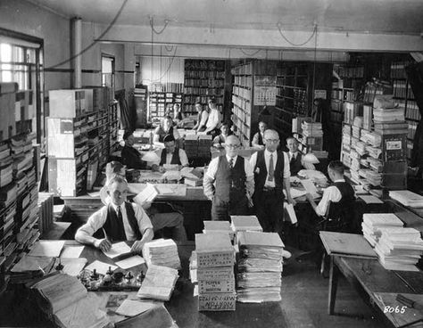 30 Vintage Photographs That Show Old Offices and People Who Were Working in the 1920s ~ Vintage Everyday 1920s Office, Antique Office, 1920s Mens Fashion, 1920s Men, Old Office, Old Pics, Ex Machina, Rare Photos, Office Building