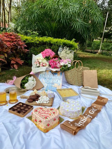 18th Birthday Picnic Ideas, Summer Birthday Aesthetic, 21st Birthday Picnic, Picnic Birthday Party Aesthetic, Picnic Set Up, Birthday Picnic Ideas, Beach Balloons, Birthday Outside, Wine Cheese Board