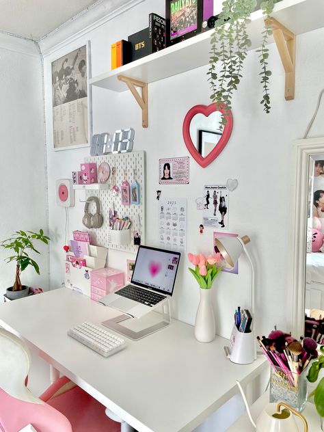 Kpop Room Organization, College Dorm Room Ideas Kpop, Cute Desk Ideas, Kpop Desk Setup, Desk Room Decor, Desk Pink, Pastel Desk, Pastel Room Decor, Study Desk Decor