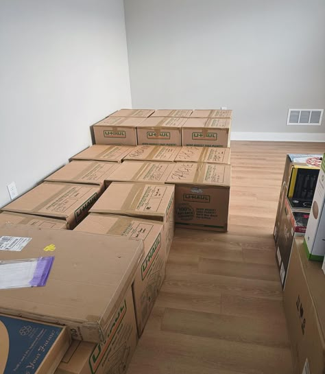 SURPRISE! @samstilwellgolf and I moved to Dallas 🤠 Swipe through the pictures to watch a room full of boxes get emptied in no time thanks to @bellhopmoving! 📦 This is the THIRD TIME we have used @bellhopmoving in the past 1.5 years for both local and long-distances moves. As someone that has moved a lot recently, I know how stressful moving can be. The least stressful part has been setting up the move and the actual moving day thanks to Bellhop! They get everything scheduled online or ov... Moving Day Pictures, Uhaul Moving Aesthetic, Moving Boxes Aesthetic, Moving Day Aesthetic, Moving In, Moving Aesthetic, Moving Countries, Moving To Dallas, Packing Moving