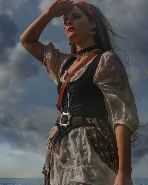 🌒 𝕰𝖒𝖎𝖑𝖎𝖏𝖆 𝕶𝖑𝖊𝖒𝖐𝖆𝖎𝖙𝖊 🌘 on Instagram: “🌊 through the seas 🌊 • Call me the master of Photoshop. • • • #piratesofthecaribbean #priate #piratecostume #pirateaesthetic #piratecore…” Caribbean Outfits, Nautical Aesthetic, Girl Pirates, Pirate Cosplay, Pirate Queen, Pirate Halloween Costumes, Nautical Outfits, Fair Outfits, Pirate Outfit