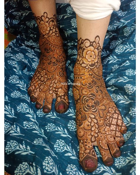 This mehndi design does not leave any gap and completely covers the feets with various motifs and patterns. This looks lovely on any bride. Leg Mehendi Design, Front Mehndi Design, Leg Mehndi, Foot Henna, Legs Mehndi Design, Mehndi Designs For Kids, Simple Mehndi Designs Fingers, Very Simple Mehndi Designs, Modern Mehndi Designs