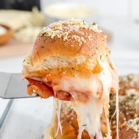 Pizza Sliders - Princess Pinky Girl Chicken Parm Sliders, Parm Sliders, Pizza Sliders, Easy Slider Recipes, Pizza Slider, Delicious Family Dinners, Slider Sandwiches, Princess Pinky Girl, Pinky Girl