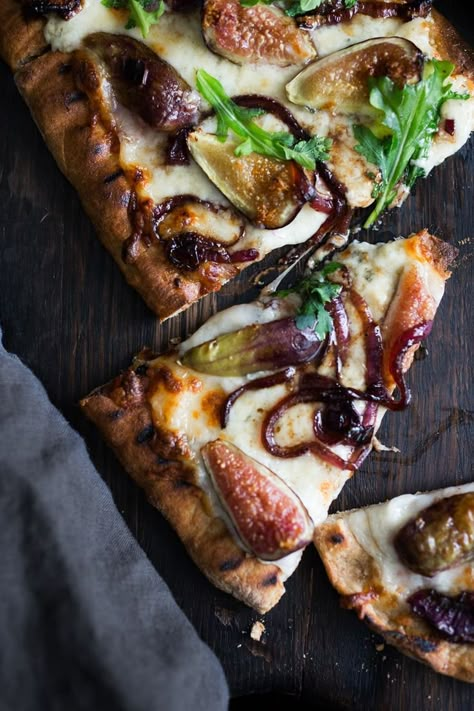 Grilled Pizza with Fresh Figs, Balsamic Onions, Gorganzola and Arugula- a simple easy recipe for grilled pizza and the perfect combination of flavors! | #figpizza #grilledpizza #figs www.feastingathome.com Fig Pizza, Gorgonzola Pizza, October Food, Balsamic Onions, Fig Recipes, Vegetarian Pizza, Grilled Pizza, Flatbread Pizza, Fresh Figs