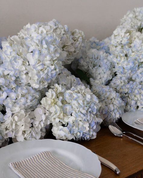 Hydrangea cloud 💙 Hydrangea Themed Wedding, Hydrangea Cloud, Hydrangea Inspiration, Hydrangea Table Runner, Parmesan Carrots, Blue And White Hydrangea, Bridal Table Flowers, Pale Blue Hydrangea, Round Wedding Tables