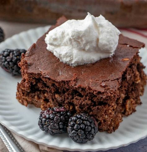 The taste of brownies is now an acceptable breakfast. This brownie baked oatmeal is really loaded with oats and yogurt. Go ahead and make some, I dare you! Brownie Baked Oatmeal, Banana Baked Oatmeal, Baked Oatmeal Recipes, Oatmeal Recipe, Chocolate Oatmeal, No Bake Brownies, Delicious Pumpkin, Chocolate Craving, Baked Oatmeal