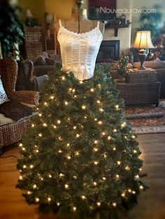 Maniquin Christmas Tree, Xmas Dresses, Raw Decor, Diy Christmas Deco, Dress Form Christmas Tree, Mannequin Christmas Tree, Homemade Christmas Tree, Christmas Tree Dress, Tree Dress