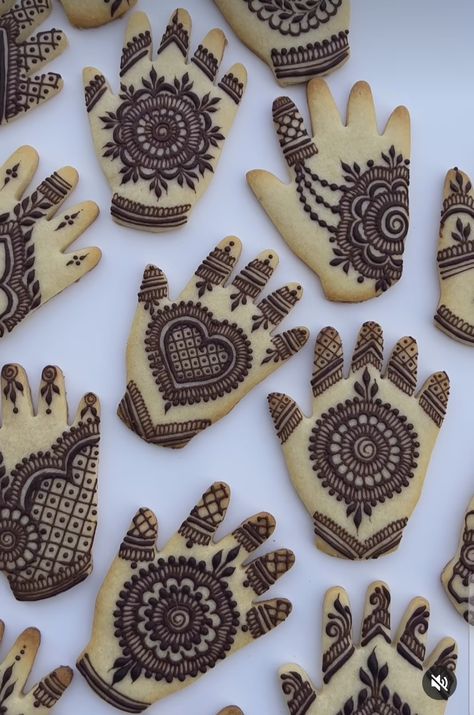 Arab Henna Party, Nikkah Cookies, Henna Night Decoration Ideas, Mehendi Cookies, Henna Party Decorations, Mehndi Cookies, Henna Night Decoration, Henna Cake Designs, Henna Cookies