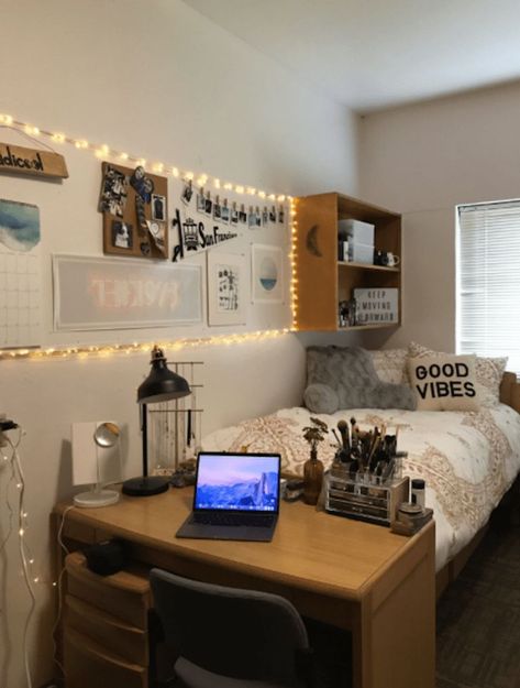 Beautiful Dorm Room, Chambre Inspo, Cute Dorm, Dorm Design, Dorm Room Hacks, Dorm Room Storage, Dorm Diy, Dorm Room Diy, Cool Dorm Rooms