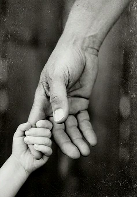 The hand that holds the heart Father Son Photography, Hand Photography, Hand Photo, Hand Reference, Foto Baby, Desenho Tattoo, Family Tattoos, Baby Hands, Father Daughter