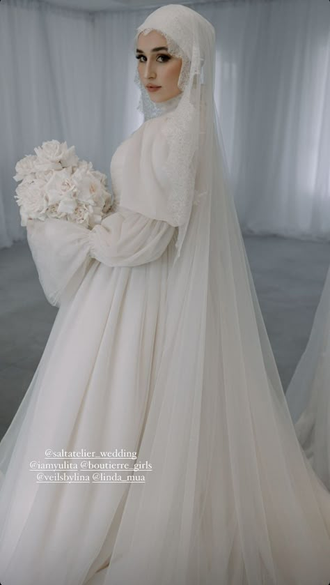 Hijabi Bride Dress, Muslim White Wedding Dress, Nikkah Hijab, Hijab Style Wedding, Abaya Wedding Dress, Marriage Islam, Hijabi Wedding Dress, Abaya Wedding, Nikah Dresses