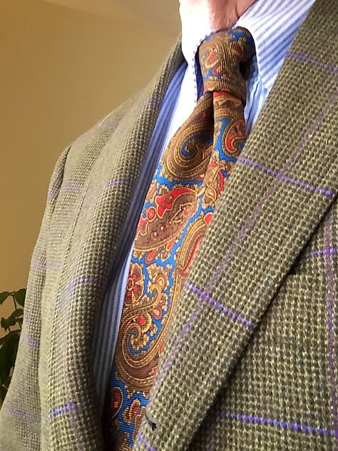 Norman Hilton 3/2 sport coat, Sam Hober Paisley tie, J. Press flap pocket OCBD. Paisley Tie Outfit, Paisley Ties For Men, Interesting Suits, Swaine Adeney Brigg, Nice Suits, Gentleman Mode, Tweed Run, Tie Outfit, J Press