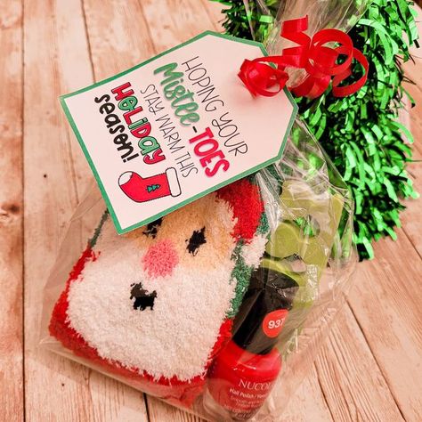 Diy Christmas Gifts Fuzzy Socks, You Been Socked Christmas, Socks Christmas Gift Tag, Small Gift Bags For Christmas, Christmas Gift To Preschool Students, Sock Wrapping Gift Ideas, Fill Christmas Socks Gift Ideas, Teacher Socks Christmas Gifts, Christmas Sock Gift Tag