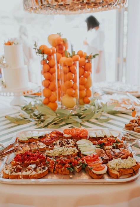 Oranges In Vase, Centerpieces With Oranges Fruit, Cutie Themed Centerpieces, Orange Fruit Centerpiece, Cuties Table Decor, Orange Food Ideas Party, Orange Theme Wedding Decor, Cutie Orange Centerpiece, Citrus Bridal Brunch