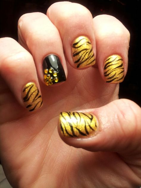 Mizzou Tigers inspired nails Nails Tiger, Tiger Nail Art, Nails Pendant, Black Gold Nails, Tiger Nails, Mizzou Tigers, Animal Nail Art, Trendy Nail Art Designs, Black Gold Jewelry