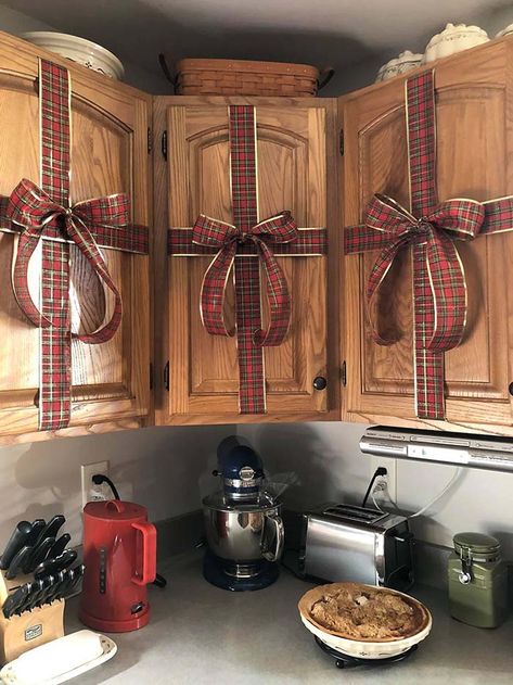 Cupboard Decorations With Ribbons Ribbon Cabinet Christmas, Christmas Cabinets, Diy Outdoor Christmas Decor, Christmas Decorating Hacks, Diy Christmas Decor Ideas, Budget Christmas, Outdoor Christmas Decor, Diy Christmas Decor, Christmas Decor Inspiration