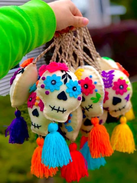 Mexican Felt Ornaments, Mexican Felt Ornaments Diy, Felt Ornament Patterns, Sugar Skull Crafts, Felt Skull, Mexican Christmas Decorations, Skull Crafts, Mexican Christmas, Scrap Fabric Crafts