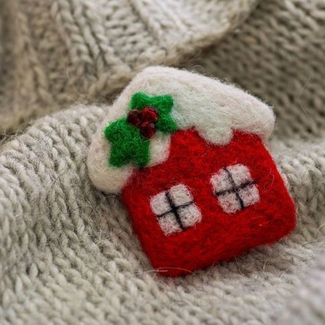 Christmas Felt Brooches, Needle Felted Gingerbread House, Needle Felted Christmas Ornaments, Wool Brooch, Felted Christmas, Needle Felting Diy, Needle Felted Christmas, Felting Ideas, Wool Needle Felting