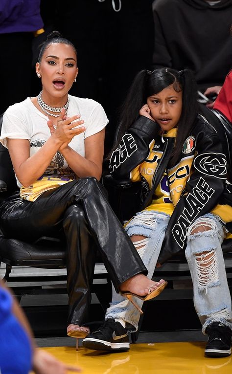 North West Outfits, Kim Kardashian Selfie, North West Kardashian, North West Style, Khloe And Tristan, Kim Kardashian And North, Kim And North, Khloe Kardashian And Tristan, Lakers Game