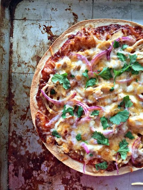 The easiest recipe for BBQ Chicken Tortilla Pizzas! | mountainmamacooks.com Bbq Chicken Tortilla, Chicken Tortilla Pizza, Tortilla Pizzas, Pizza Tortilla, Easy Bbq Chicken, Healthy Breakfast Muffins, Tortilla Pizza, Bbq Chicken Pizza, Easy Bbq