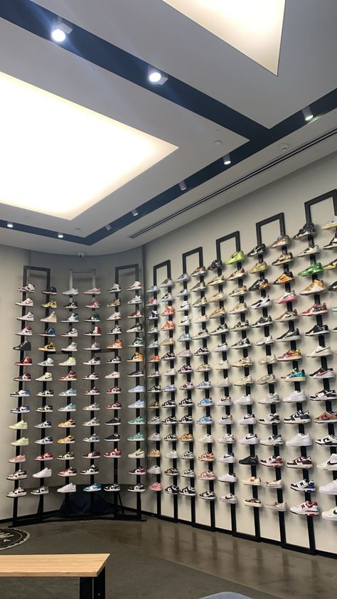 Shoes Shop Design Ideas, Shoes Display Design, Footwear Shop Interior, Mechanic Shop Decor, Sneaker Wall, Fashion Store Design, Shoe Store Design, Sneaker Displays, Shop Shelving