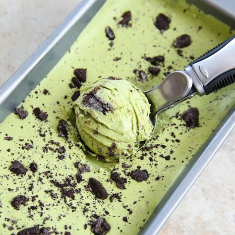 No Churn Matcha Cookies and Cream Ice Cream | Kirbie's Cravings | A San Diego food & travel blog Ice Cream Diet, Cheese Cake Brownies, Matcha Baking, Cookies And Cream Ice Cream, Matcha Desserts, Matcha Green Tea Recipes, Cream Pancakes, Buah Naga, Green Tea Ice Cream