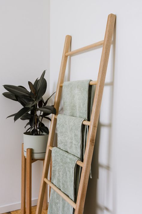 Blanket Ladder Decor, Toallero Ideas, Bathroom Ladder, Cookbook Stand, Diy Ladder, Towel Ladder, Diy Towels, Timber Furniture, Wooden Ladder